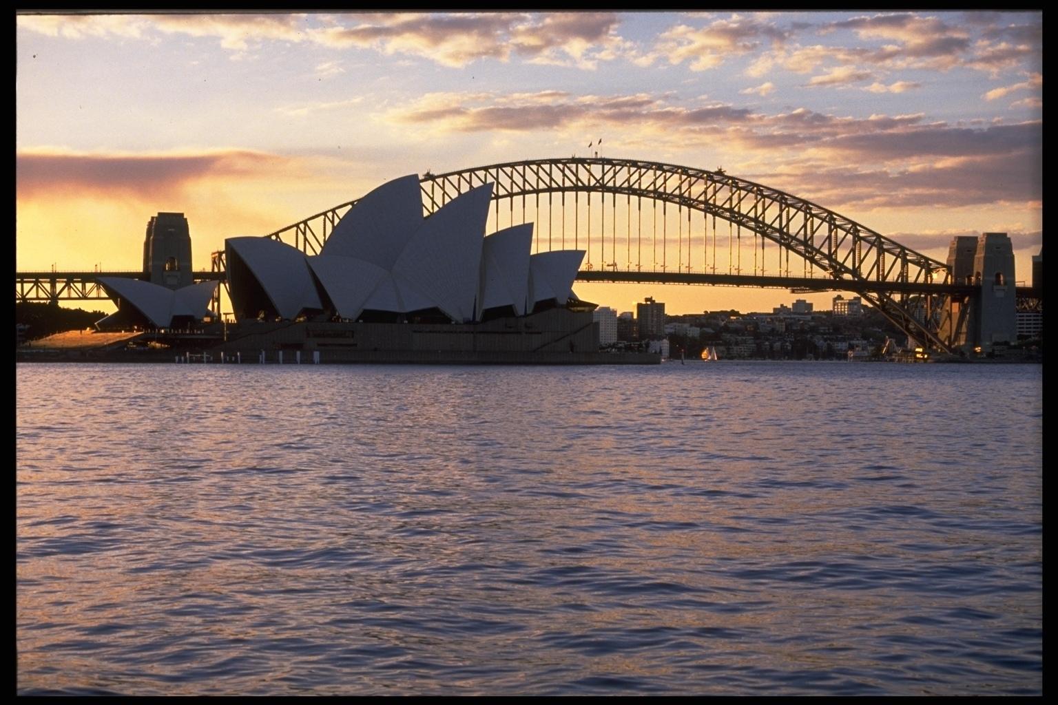 Мост Харбор около оперы Австралия